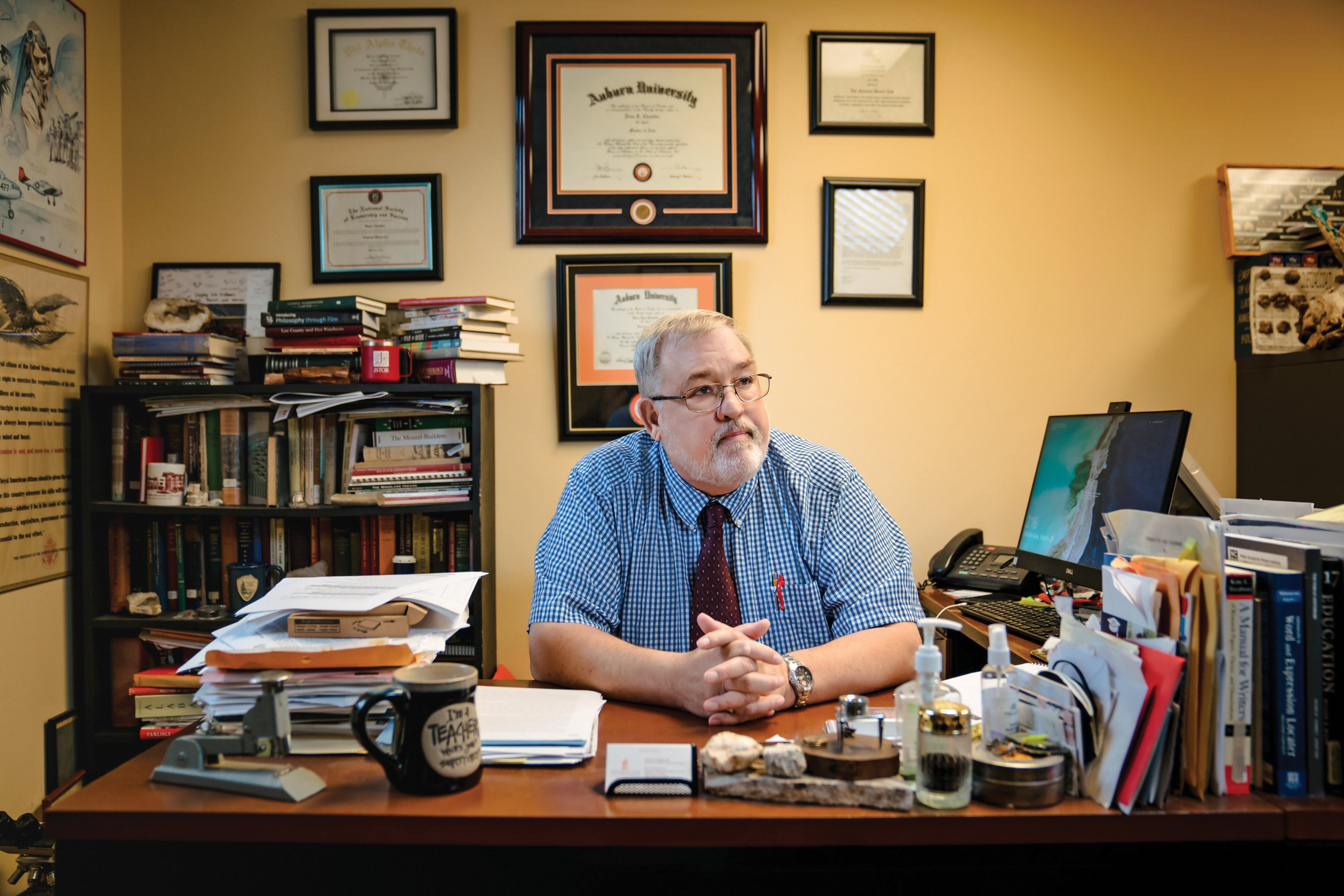 Ein Foto von Dana Chandler hinter seinem Schreibtisch. Er ist Archivar und außerordentlicher Professor für Geschichte an der Tuskegee University.