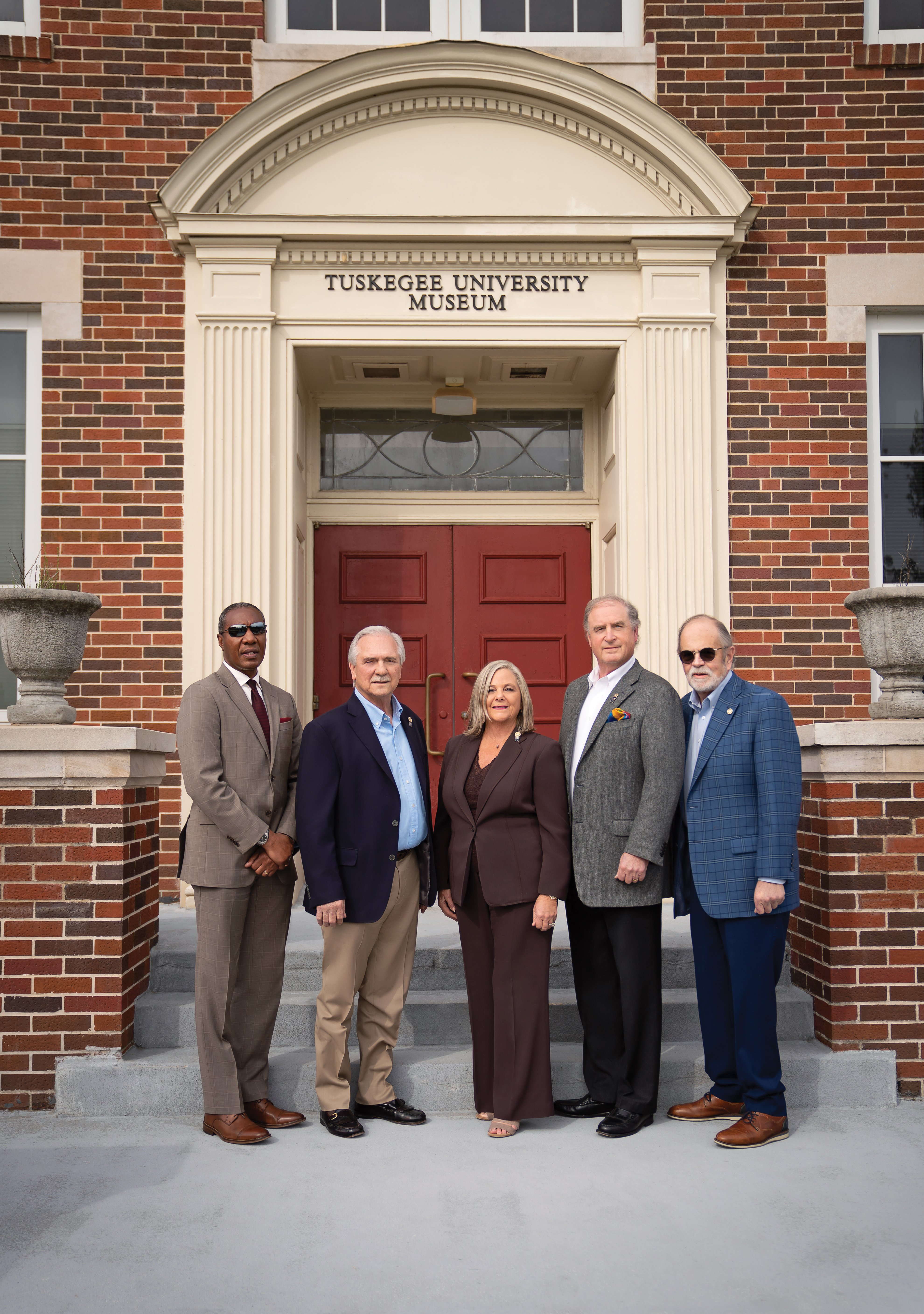 Ein Foto von Henry Davis III., Trustee der Tuskegee University, zusammen mit seinen Rotary-Mitgliedern Bruce McNeal, Adell Goodwin, Sam Adams und Graham Champion vor dem Museum der Tuskegee University. Fotos: Nicole Craine.