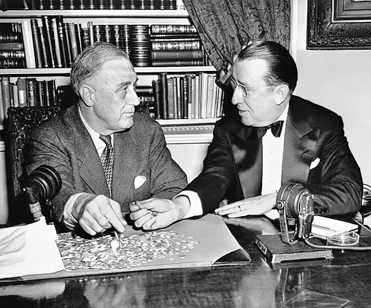 Ein Foto, das Präsident/in Franklin Roosevelt (links) und Basil O’Connor an einem Tisch zeigt – die beiden Mitbegründer der National Foundation for Infantile Paralysis. Mit freundlicher Genehmigung des Archivs der Tuskegee University.