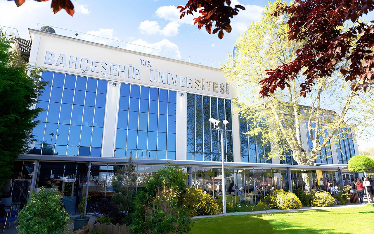 나무와 조경으로 둘러싸인 유리 외관의 건물로, 외벽에는 “DAHLGREN UNIVERSITY CENTER”라는 간판이 걸려 있다.