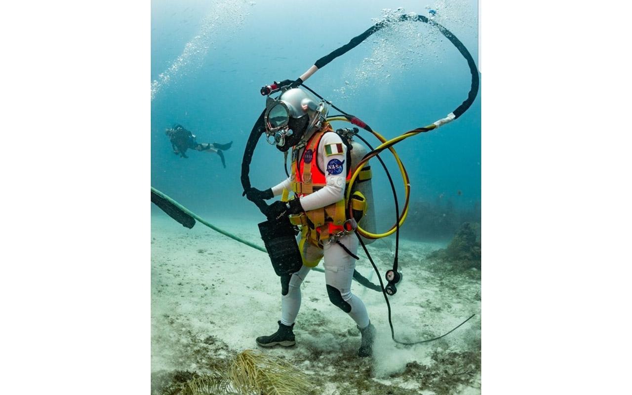 Cristoforetti, con equipo de buceo, caminando bajo el agua durante su entrenamiento como astronauta.