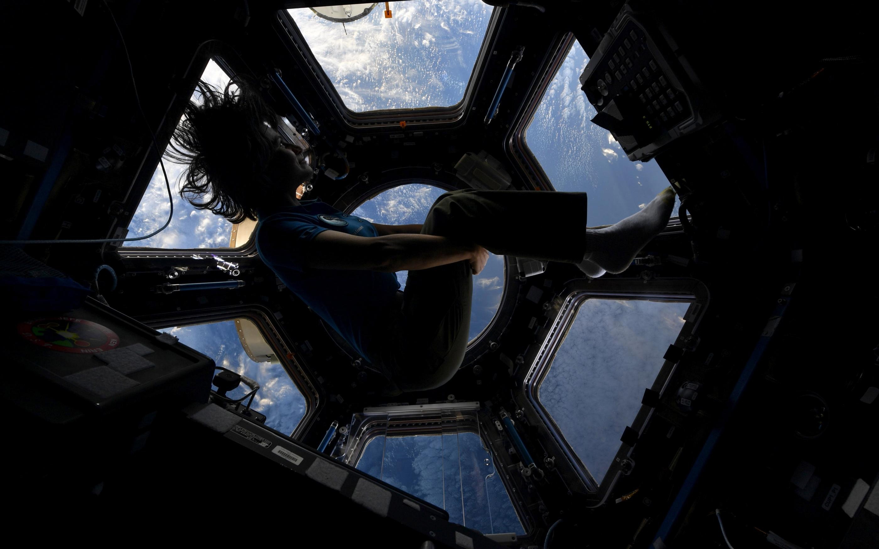 Samantha Cristoforetti flota en la Estación Espacial Internacional.