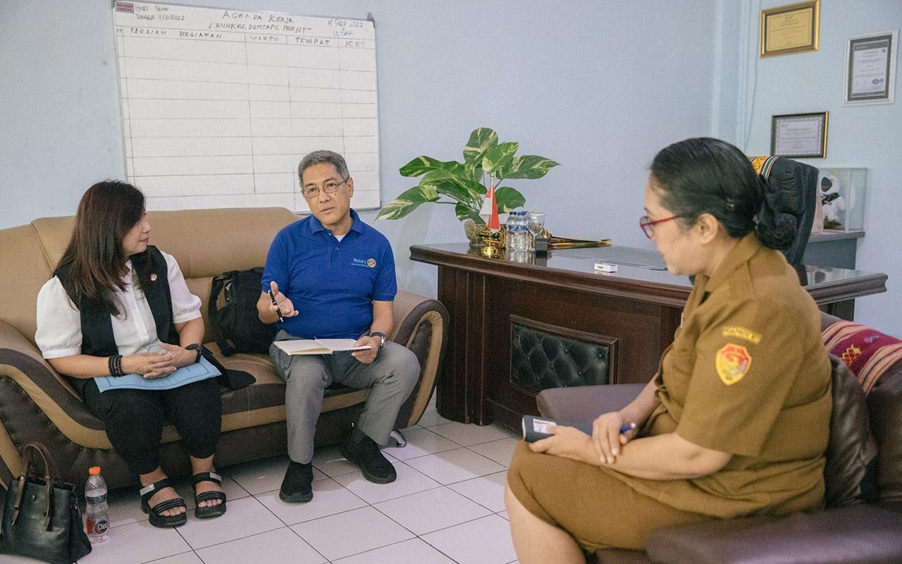 A Rotary representative meets with a local government officials in an office.
