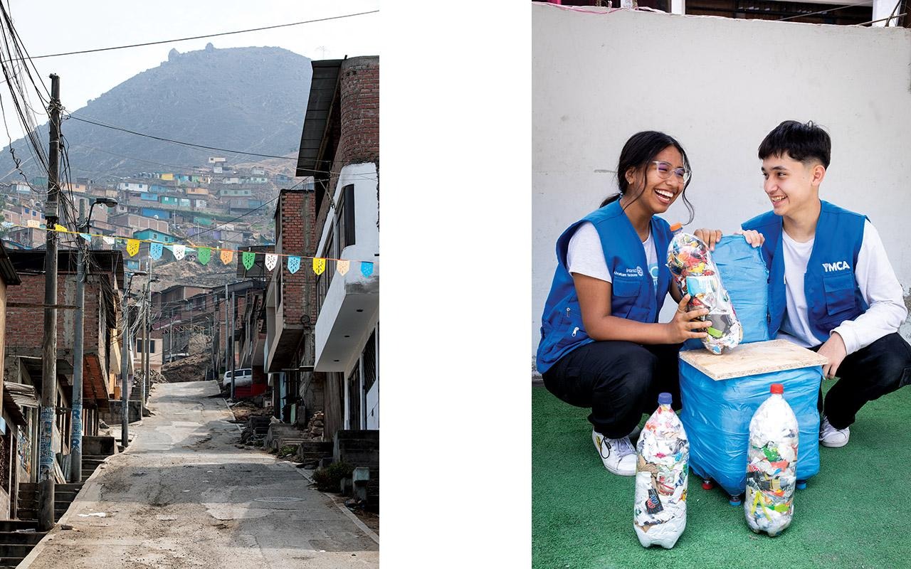 건물과 전선이 늘어선 좁은 거리; 두 사람이 폐기물로 가득 찬 플라스틱 병을 들고 있다.