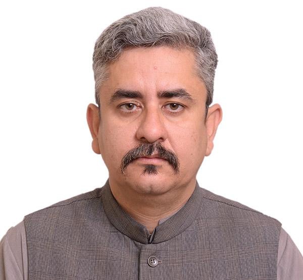Foto in primo piano di Israr Ul Haq, specialista in cambiamenti sociali e comportamentali, UNICEF Islamabad.