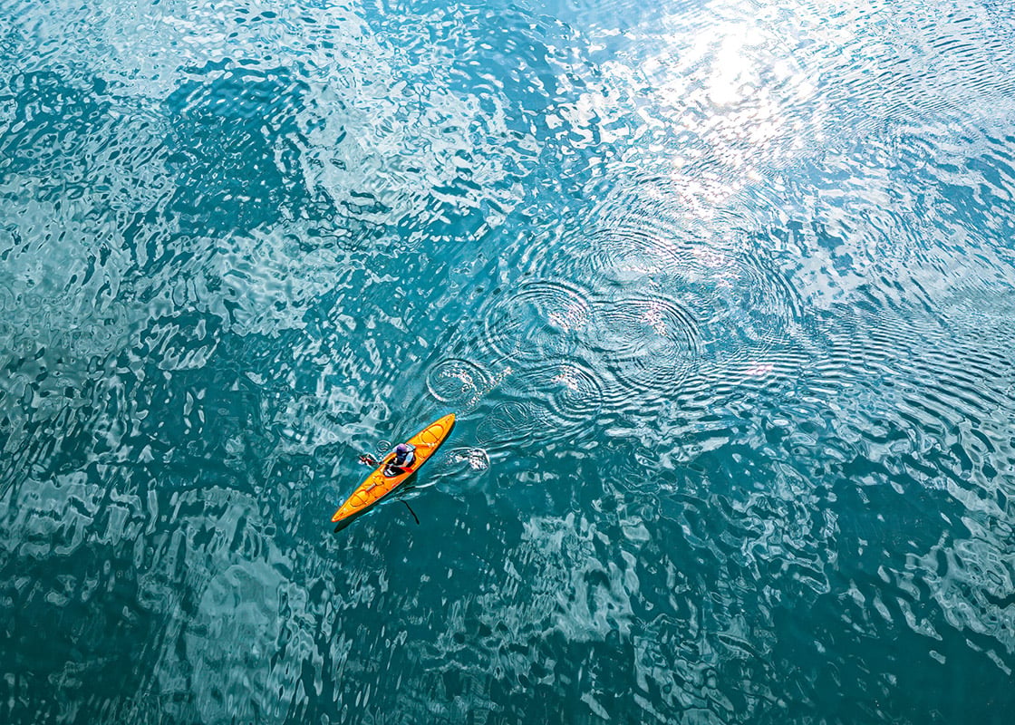 Sul Lago Superiore, un kayakista usa un drone per fotografare il suo viaggio