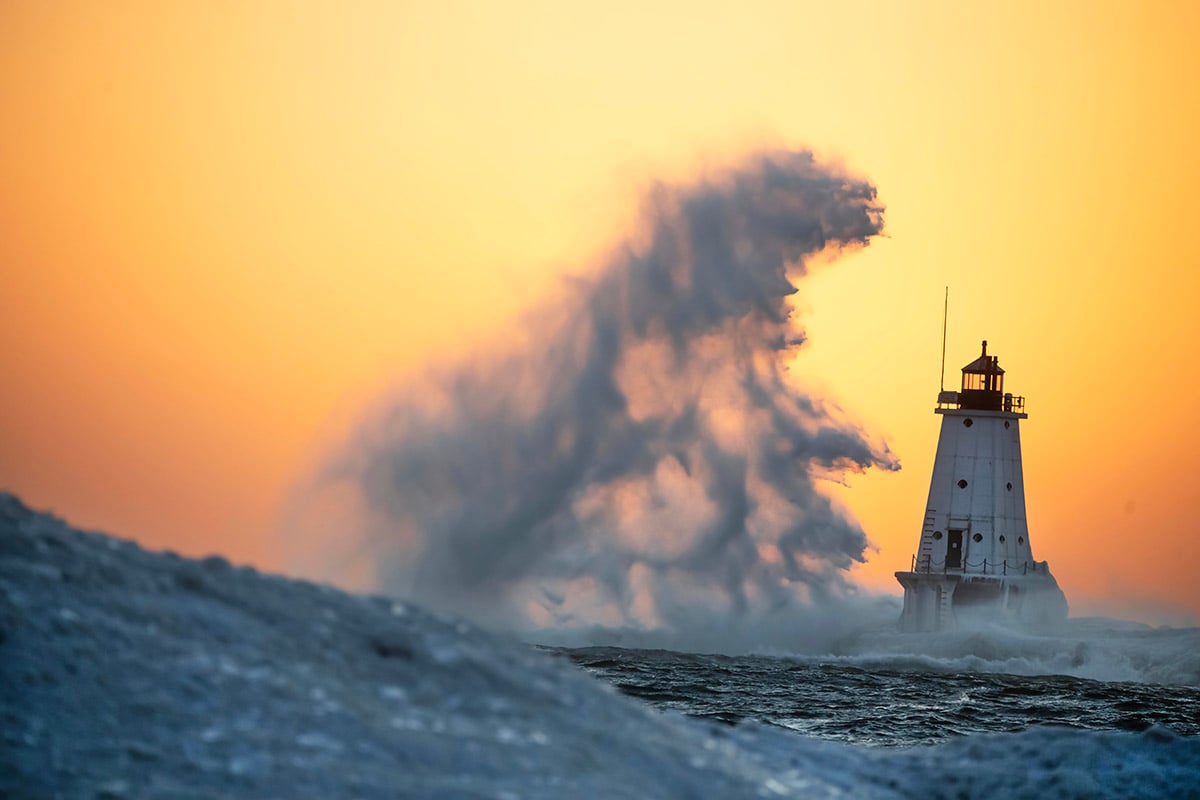 Un faro alto 57 piedi e vecchio di 102 anni a Ludington, nel Michigan, viene colpito da onde enormi.