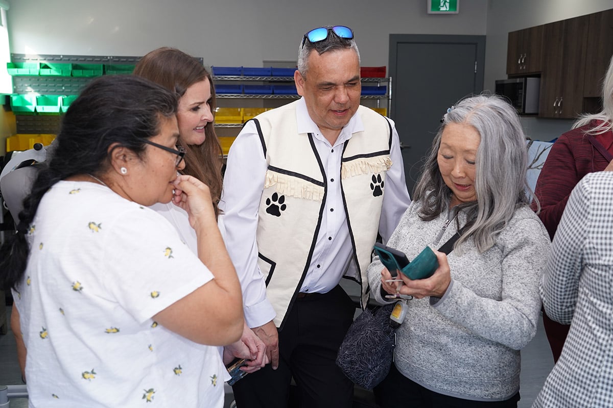 Eugene Hart, jefe de la Primera Nación Innu de Sheshatshiu, conversa en el interior con el rotario Ann Murakami durante una discusión grupal