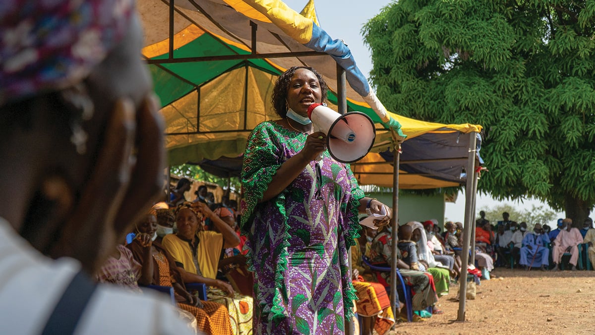 Lucrătorii din domeniul sănătății din Nigeria vorbesc cu membrii comunității
