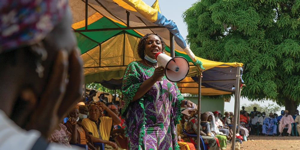 Lucrători din domeniul sănătății din Nigeria discută cu membrii comunității