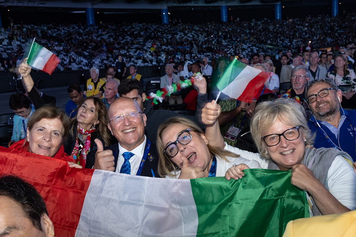 Die Kongressteilnehmer/innen schwenken auf dem Kongress italienische Flaggen 