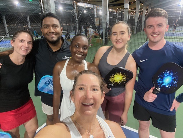 Rotarieni din Insulele Cayman cu palete de pickleball