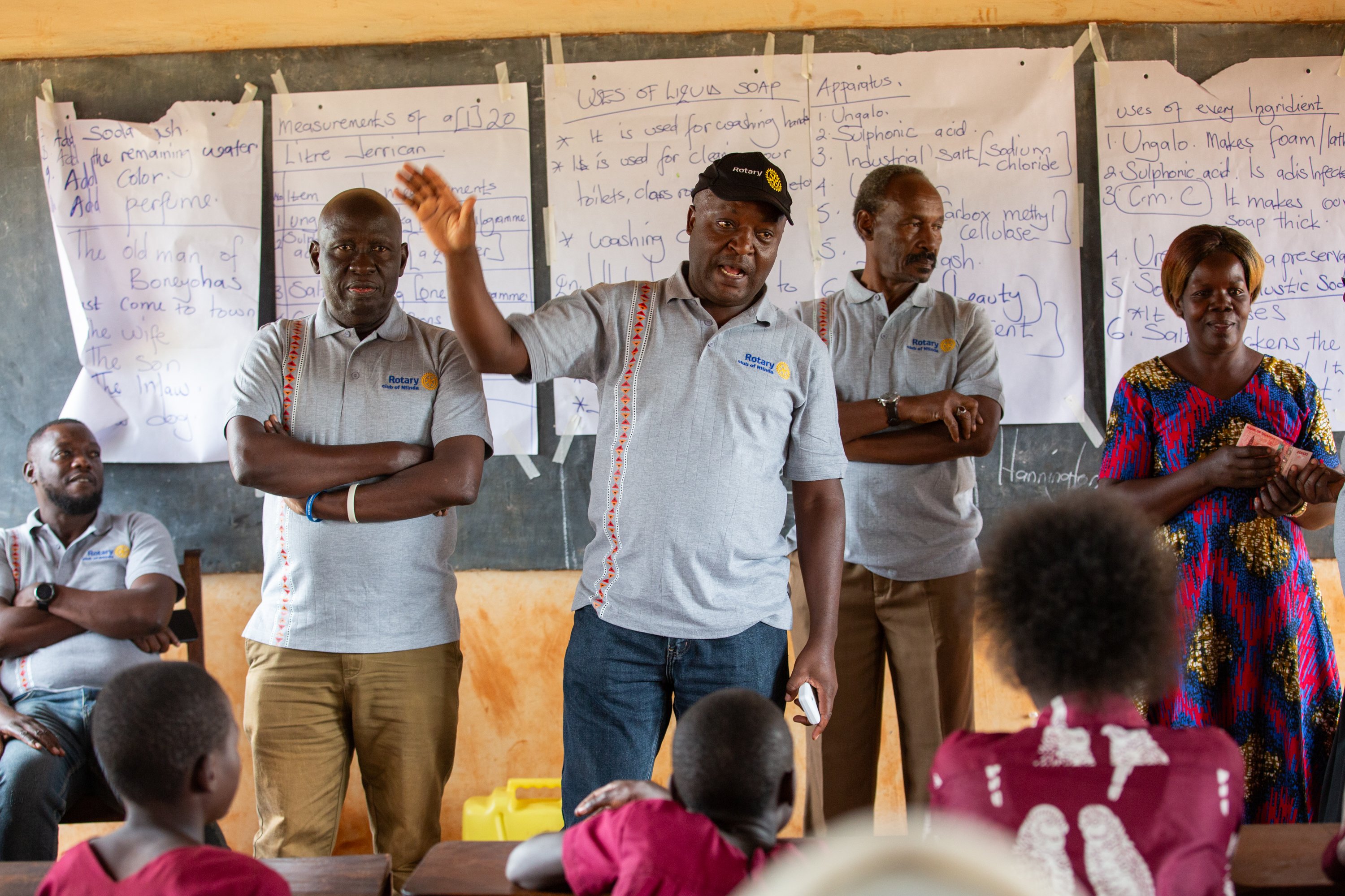 O Rotary Club de Ntinda e voluntários da WASH-RAG ministraram uma aula sobre saneamento e higiene para os alunos da Escola Primária Makoma, em Bugiri, Uganda.