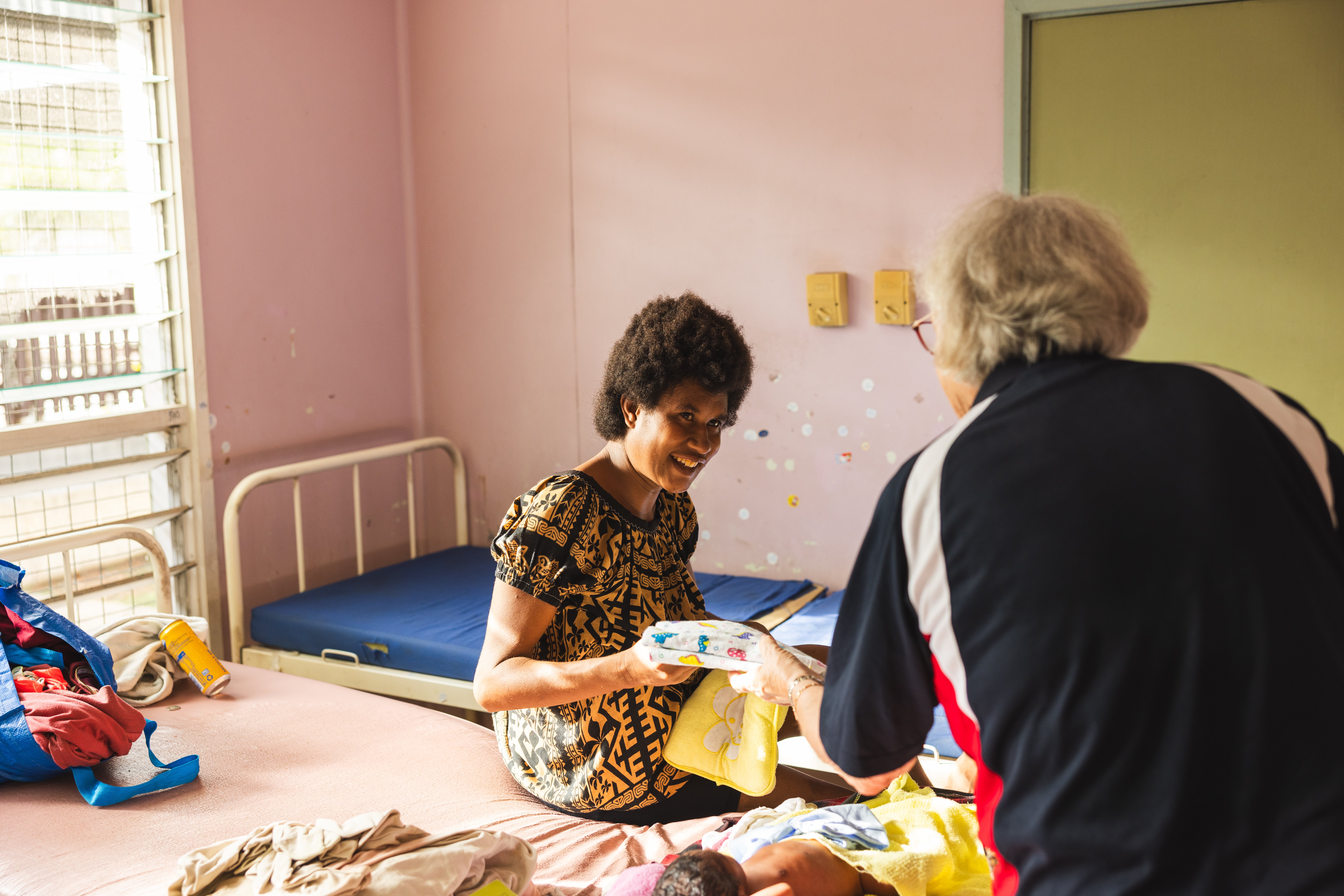 No Hospital Geral de Port Moresby, Torea Tore recebe um pacote de suprimentos de Judith Brown como parte de um programa de parceria em obstetrícia apoiado pelo Rotary na Papua-Nova Guiné.