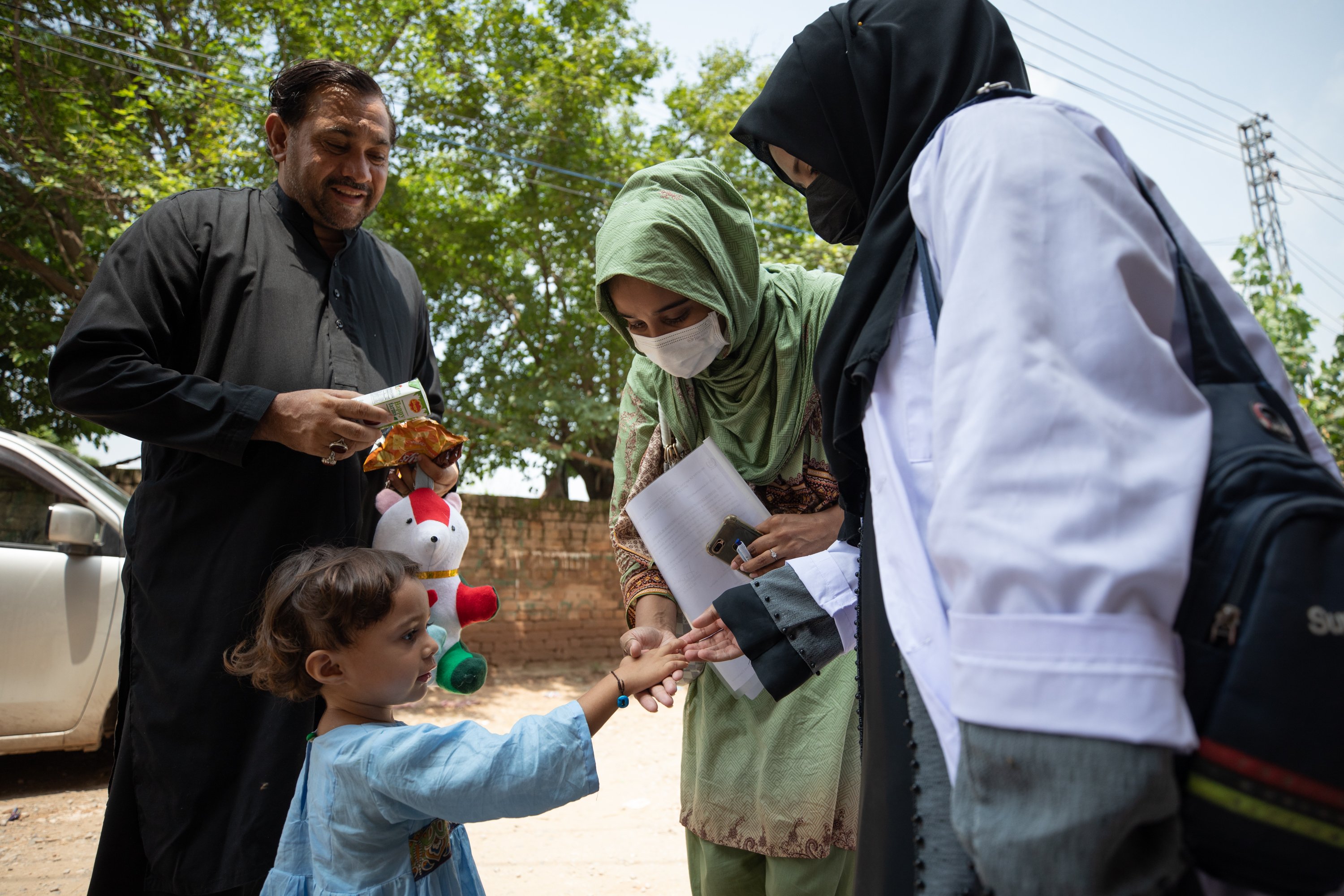 Los trabajadores de la salud verifican si un niño ha sido vacunado durante una campaña de vacunación puerta a puerta contra la poliomielitis en una comunidad de Islamabad, Pakistán, el 6 de agosto de 2022.