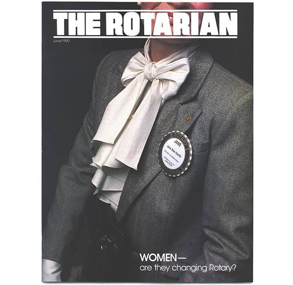 A capa da revista Rotary traz a inscrição “ROTARIANO” e mostra uma pessoa em traje formal com um broche do Rotary.