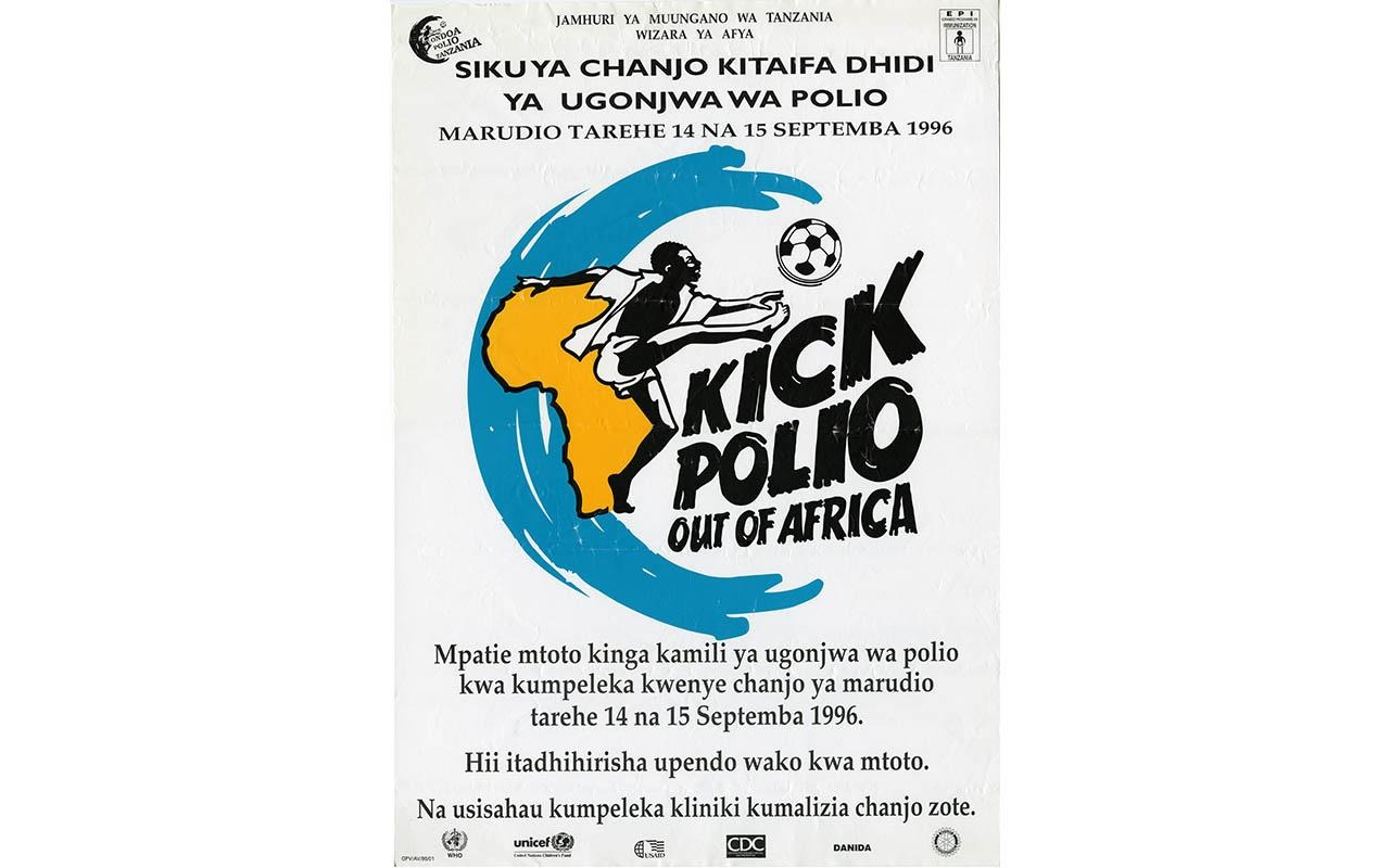 O cartaz exibe a frase “EXPULSIMOS A POLIOMIELITE DA ÁFRICA” sobre um mapa da África, com os logotipos da OMS, da Unicef, da USAID, do CDC, da DANIDA e do Rotary International.