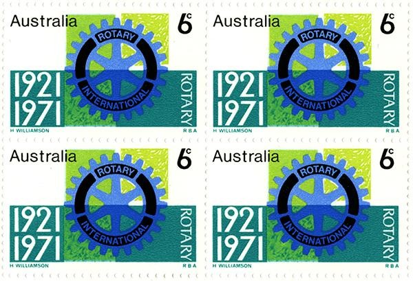 Quatre timbres-poste arborent le logo en forme de roue du Rotary.