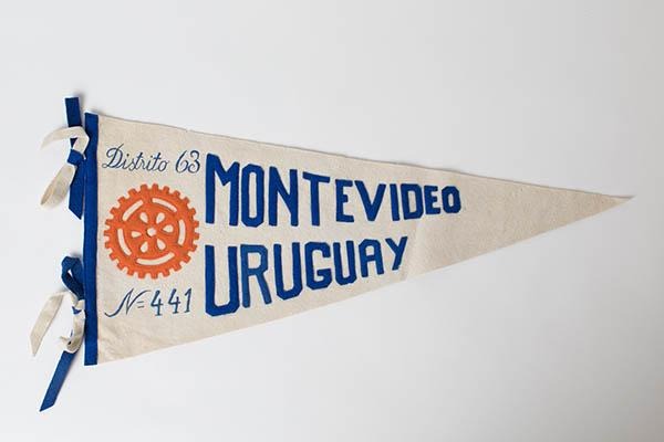 Fanion orné de l'emblème de la roue du Rotary.