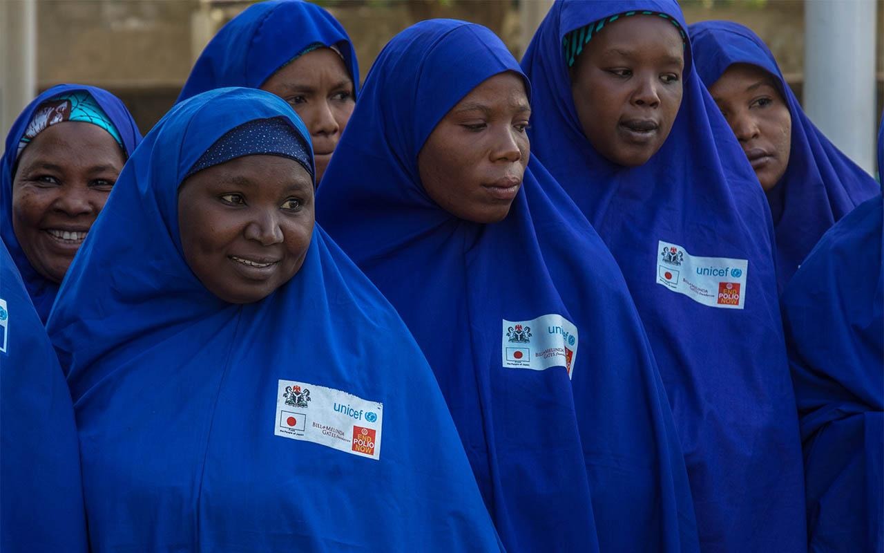 Eine Gruppe ehrenamtlicher Mobilisierer bereitet sich in Maiduguri im Bundesstaat Borno, Nigeria, auf eine Haus-zu-Haus-Impfkampagne gegen Kinderlähmung vor.