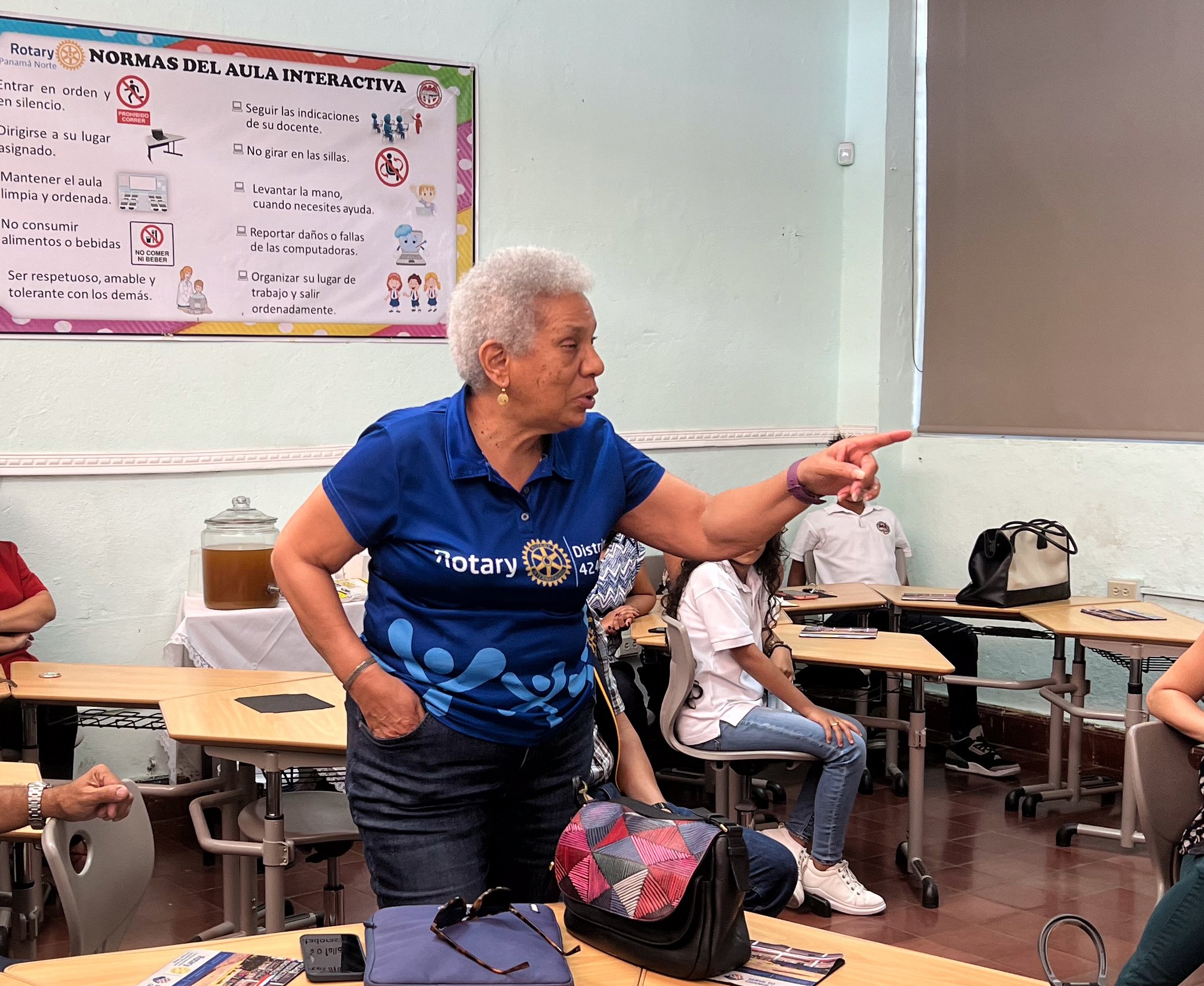 An instructor leads students in a classroom as part of Panama’s Paul Harris Interactive Classroom Project, a Rotary-supported education initiative.