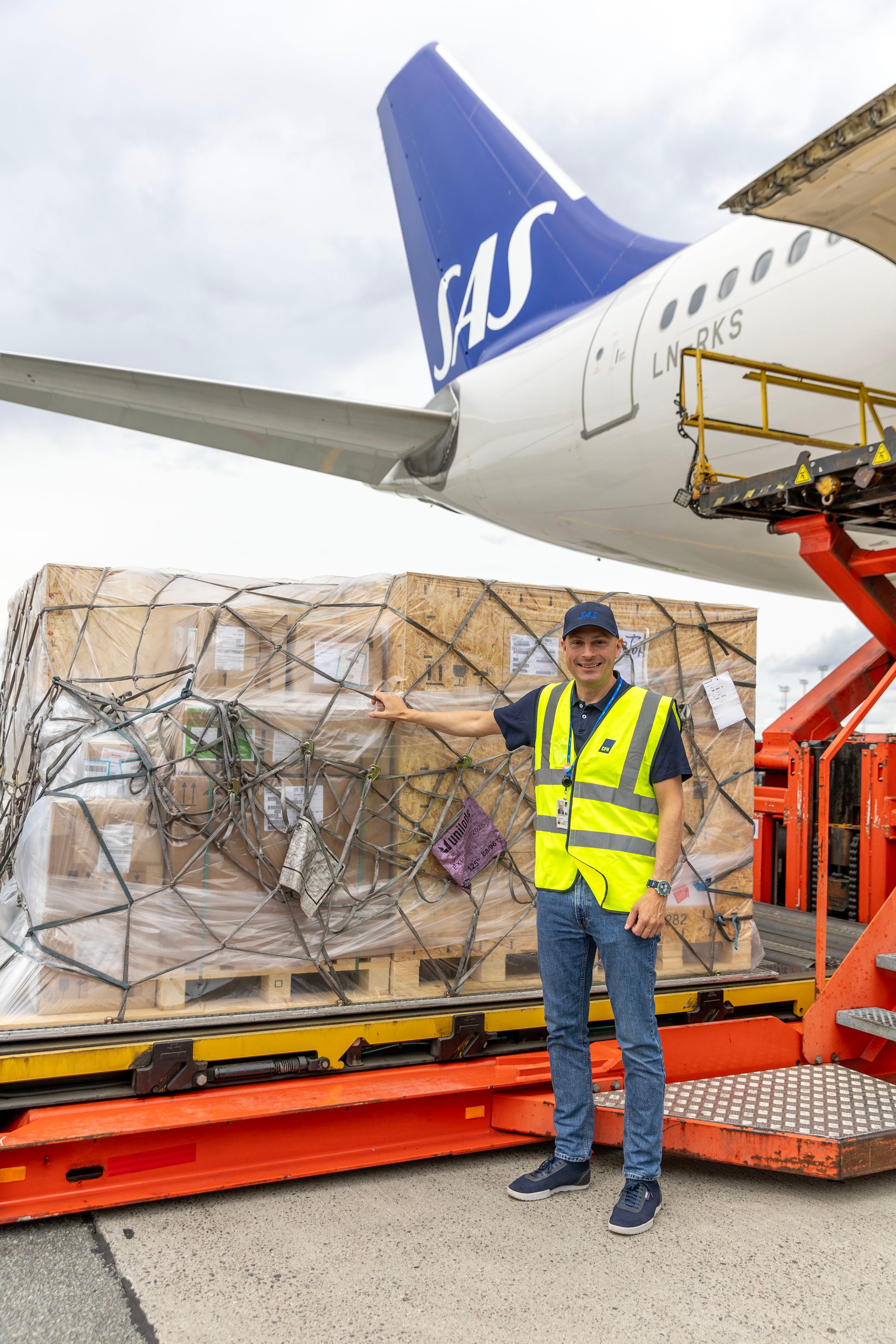 Markus CEO outside aircraft Cargo CEO