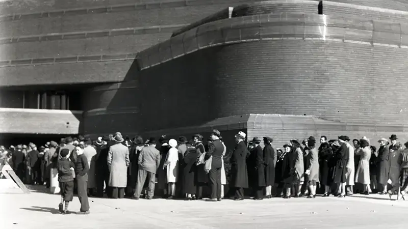 26,000 people visited the Administration Building within the first three days of its opening