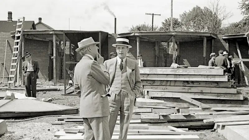 H.F. Johnson, Jr. et Frank Lloyd Wright, sur le site de construction de l’édifice administratif en 1937.