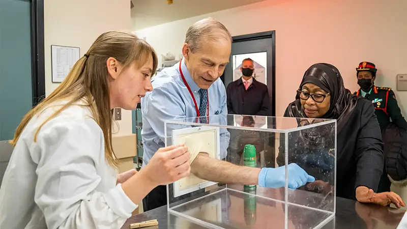 President Hassan of Tanzania observes Fisk Johnson testing the efficacy of OFF!® insect repellent at SC Johnson’s Center for Insect Science and Family Health