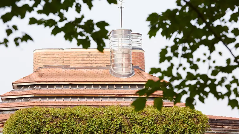 Exterior photo of Wingspread displaying the crow’s nest lookout on the roof