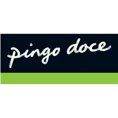 Logótipo do supermercado Pingo Doce com letras brancas manuscritas sobre um fundo azul-escuro e uma faixa verde na parte inferior