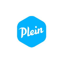 Plein-logo met wit ‘Plein’-schrift in een blauwe zeshoek op een lichte achtergrond.