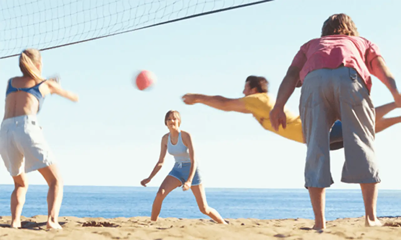 Quatre personnes jouant au beach-volley