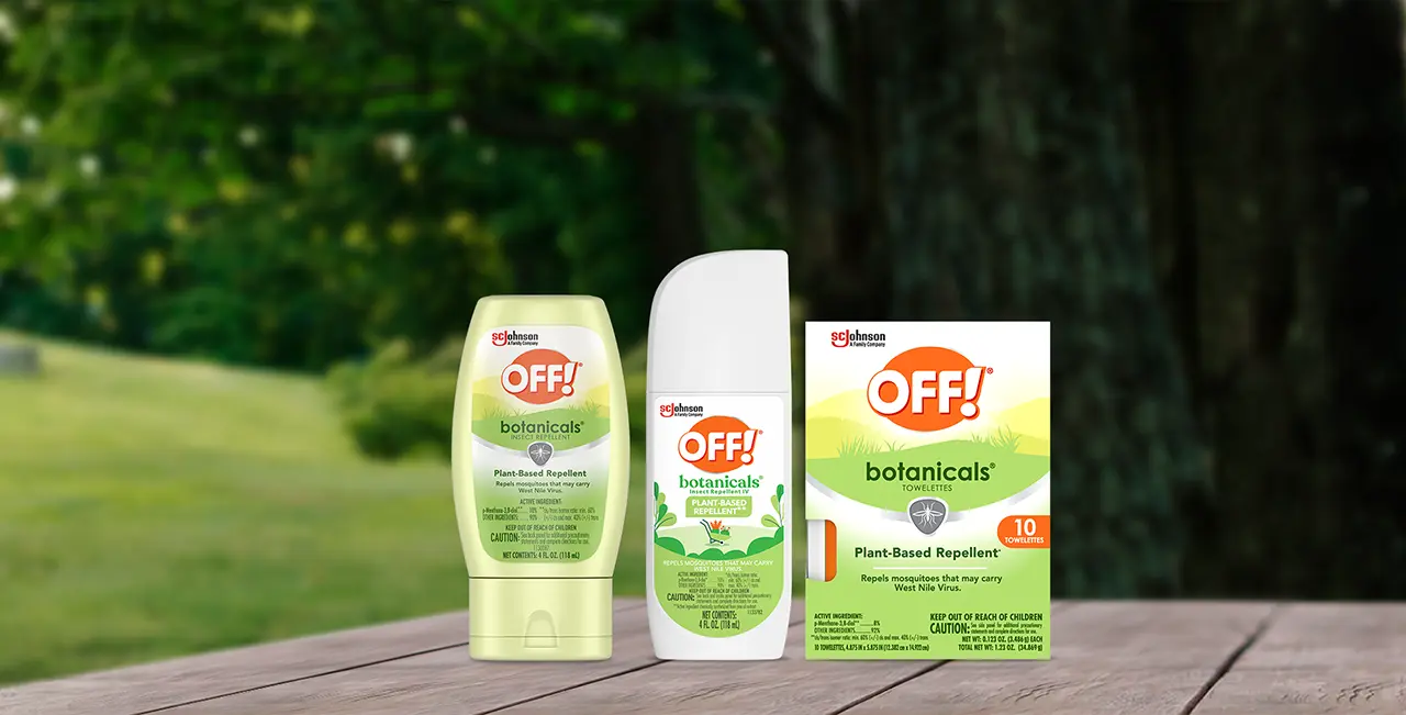 Colección de productos OFF! Botanicals sobre una mesa con árboles en el fondo