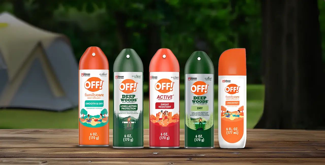 Colección de productos OFF! con DEET con una tienda de campaña en el fondo