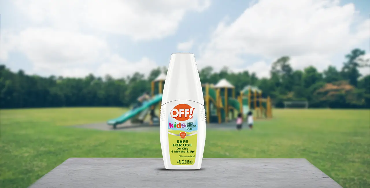 Frente de una botella de OFF! Kids con un parque infantil en el fondo