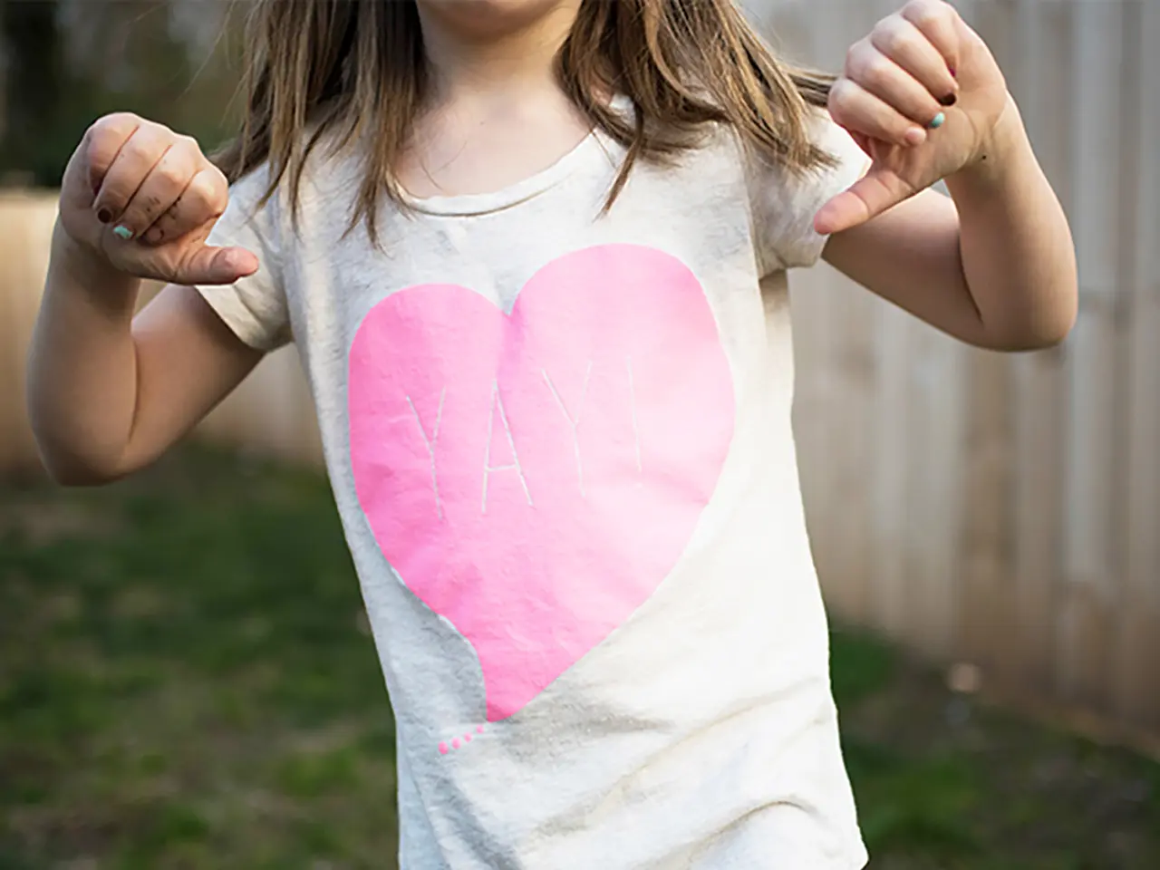 Niña con camiseta de color claro