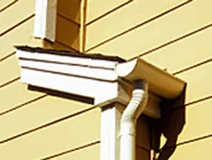 Sistema de canaletas al lado de una casa