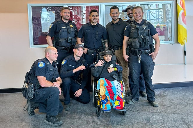 Carlitos con siete policías uniformados.