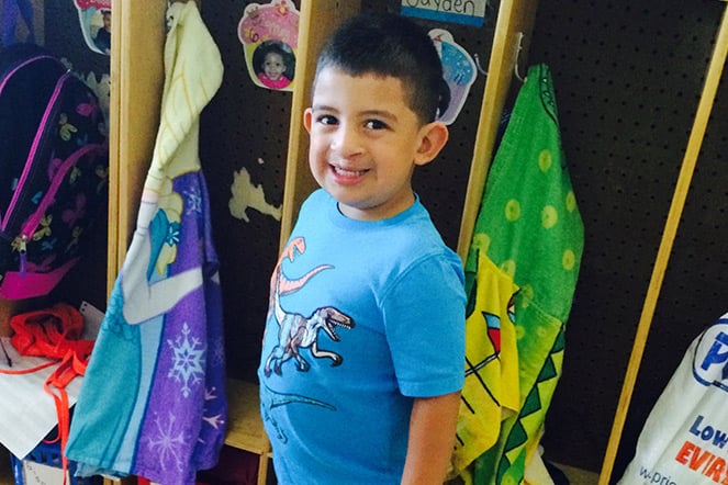 un jeune enfant debout devant une cabane