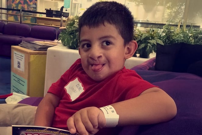 un enfant lisant un magazine dans un hall