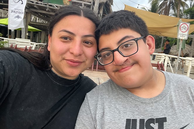 une femme adulte et une ado