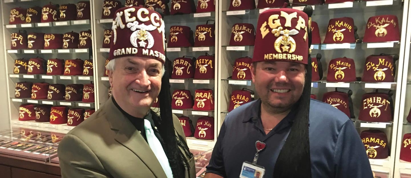 Bill  Sardone  y  otro  líder  Shriner