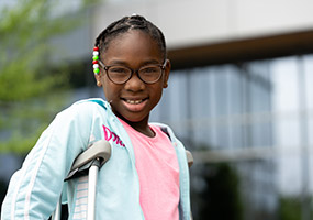 patiente avec des béquilles