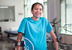 une patiente avec des béquilles