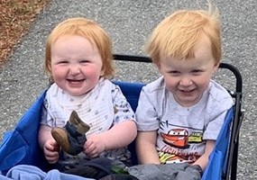 Deux frères et sœurs en wagon