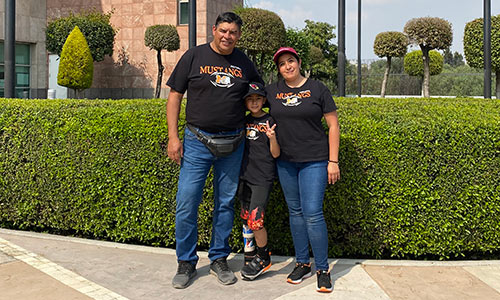 Rodrigo with mm and dad