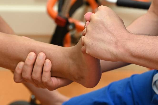 elizabeth legs and feet