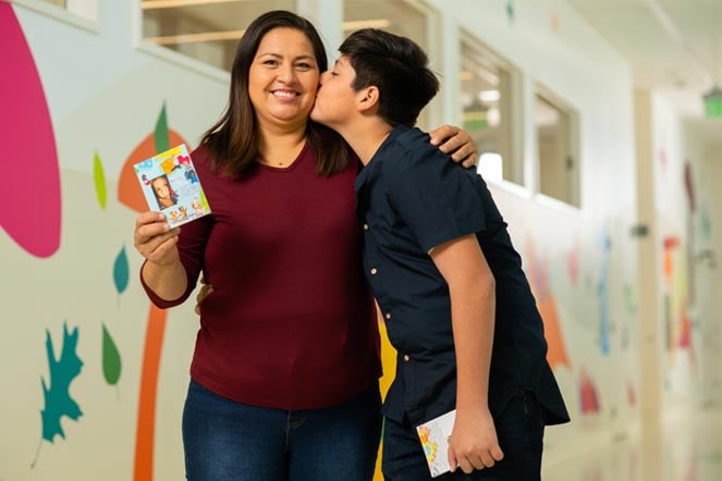 manuel gives his mom a kiss