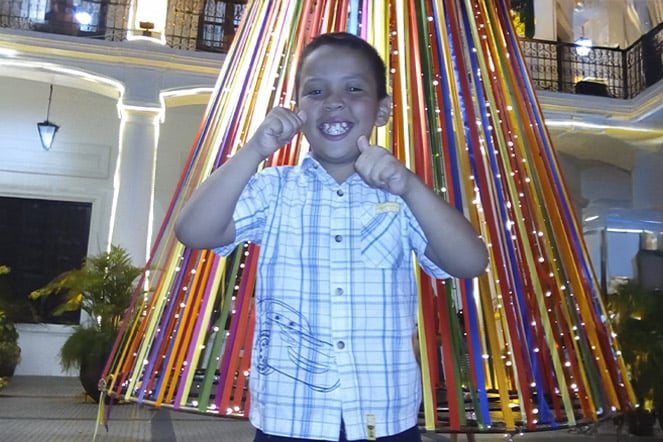 a child giving two thumbs up